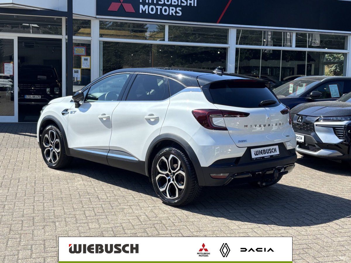 Weißer Mitsubishi ASX von hinten vor Autohaus Wiebusch