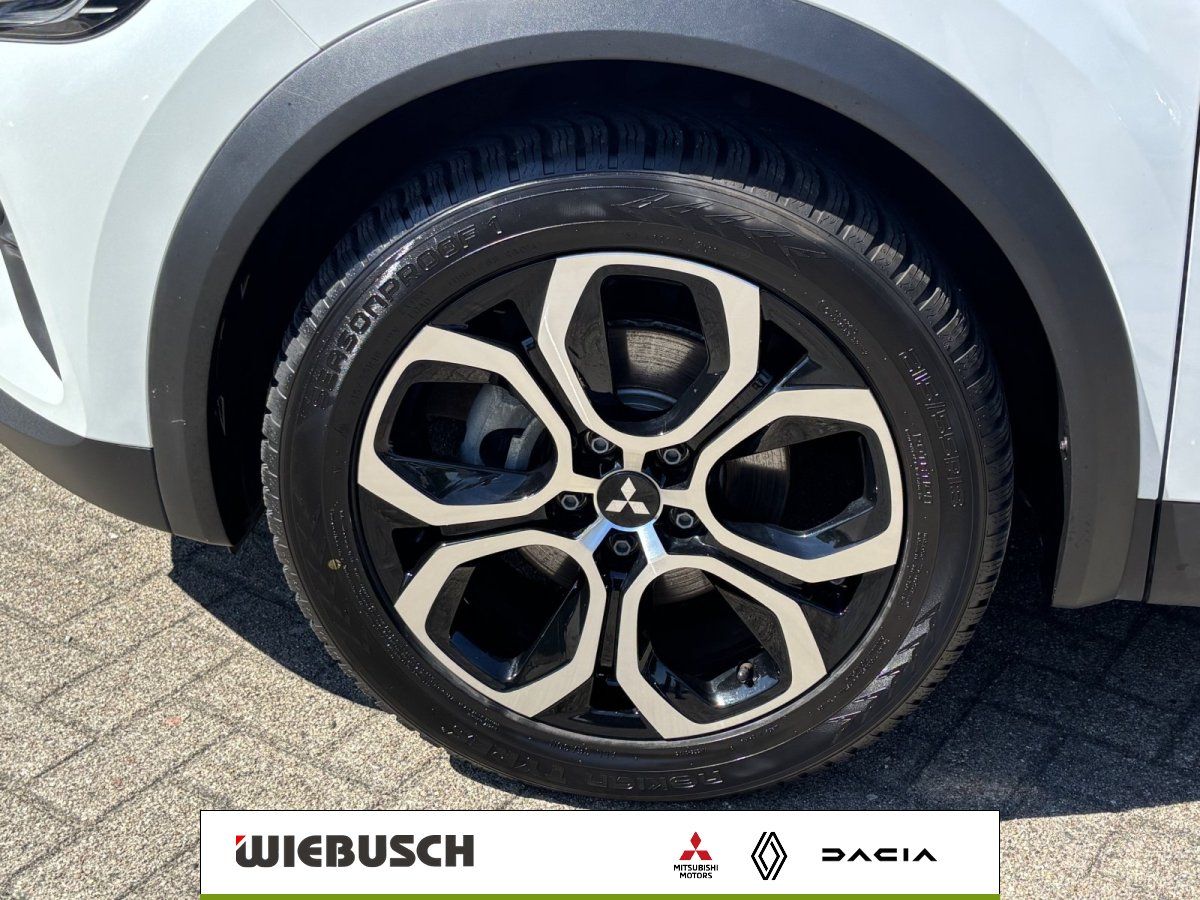 Nahaufnahme Felge und Reifen am weißen Mitsubishi SUV