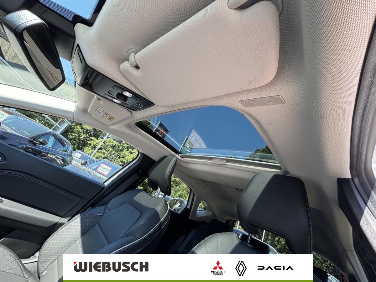 Innenraum mit Panorama-Schiebedach und Sitzen im Fahrzeug