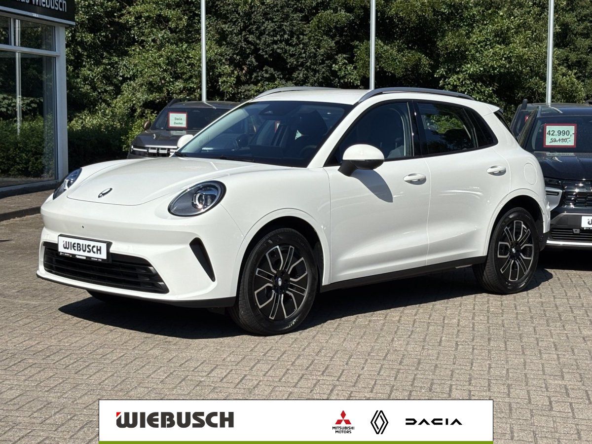 Weisses SUV-Fahrzeug in Frontansicht vor Autohaus Wiebusch