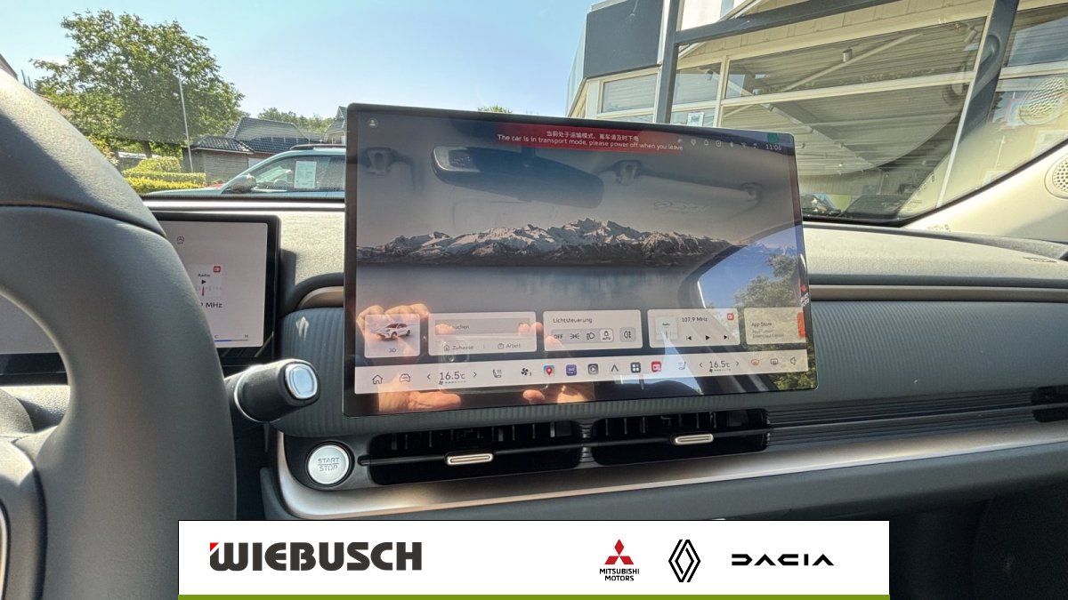 Infotainment-Display mit Navigationssystem im Fahrzeug-Cockpit
