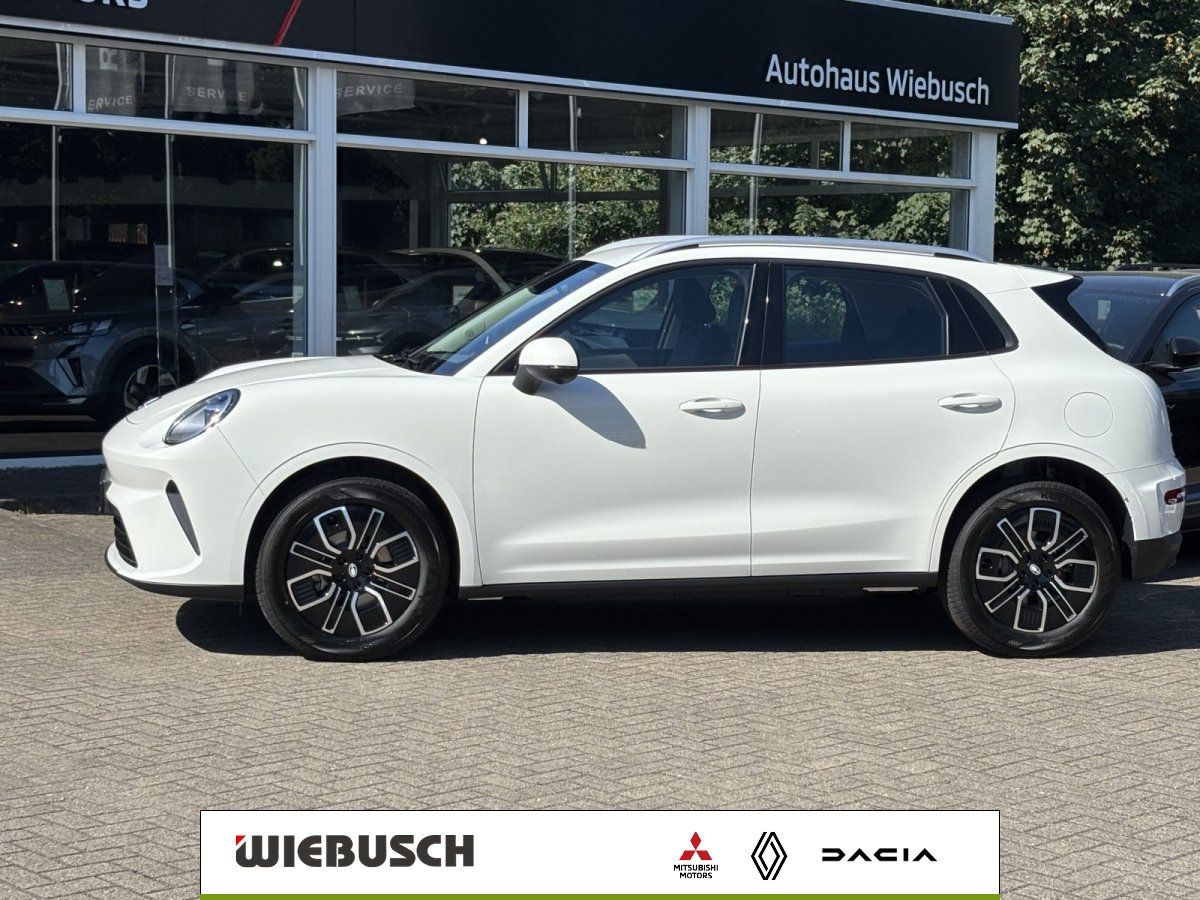 GWM Ora 5 weiß Seitenansicht vor Autohaus Wiebusch Showroom