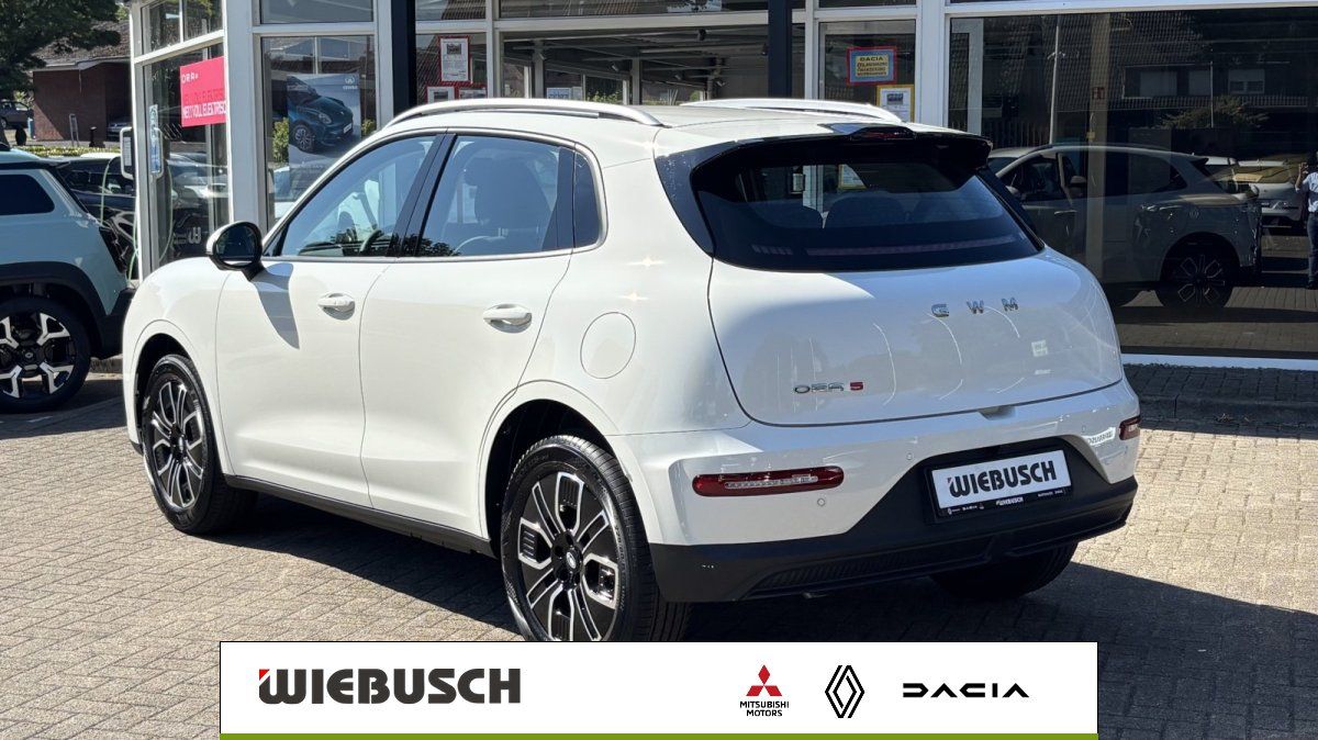 GWM Ora 5 weiß Heckansicht schräg auf Autohaus-Hof geparkt