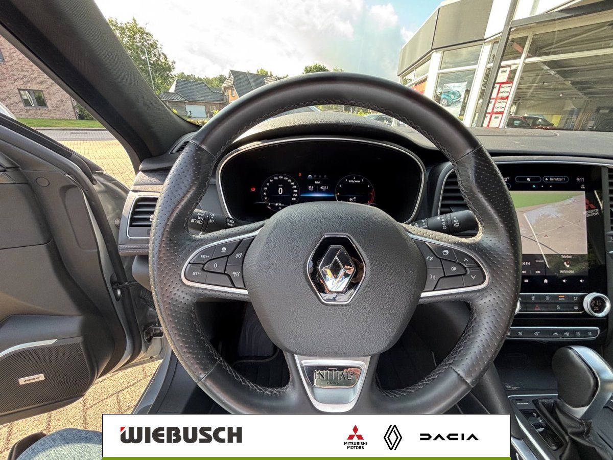 Renault Lenkrad mit Cockpit und Multimedia-Display im Innenraum