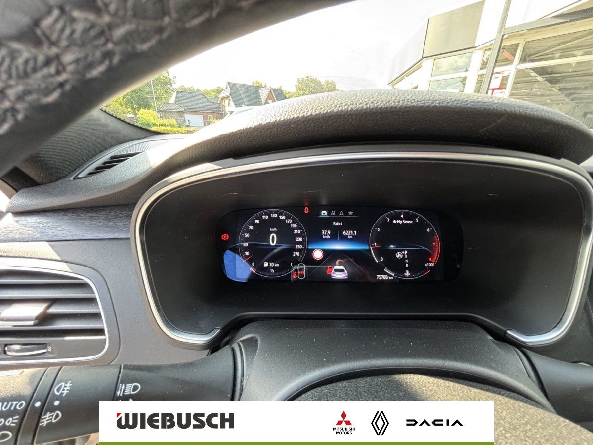 Digitales Kombiinstrument mit Tachoanzeige im Fahrzeuginnenraum
