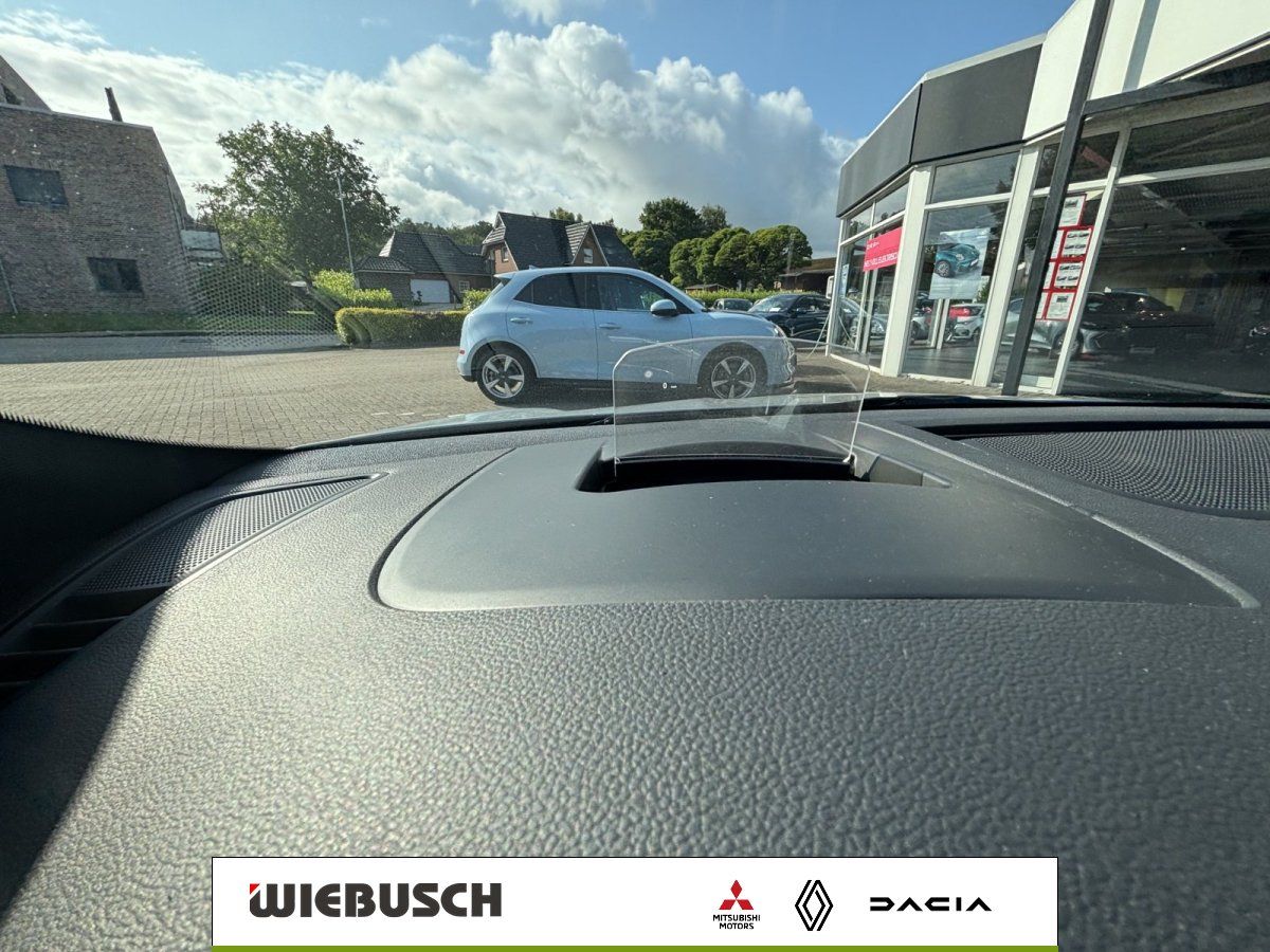 Blick durch Windschutzscheibe auf Autohaus Wiebusch Hof