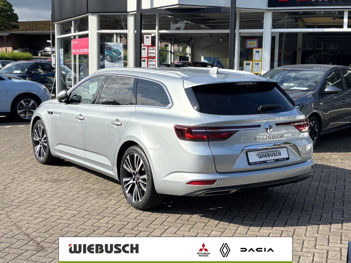Renault Talisman Grandtour silber Heckansicht auf Autohaus-Hof