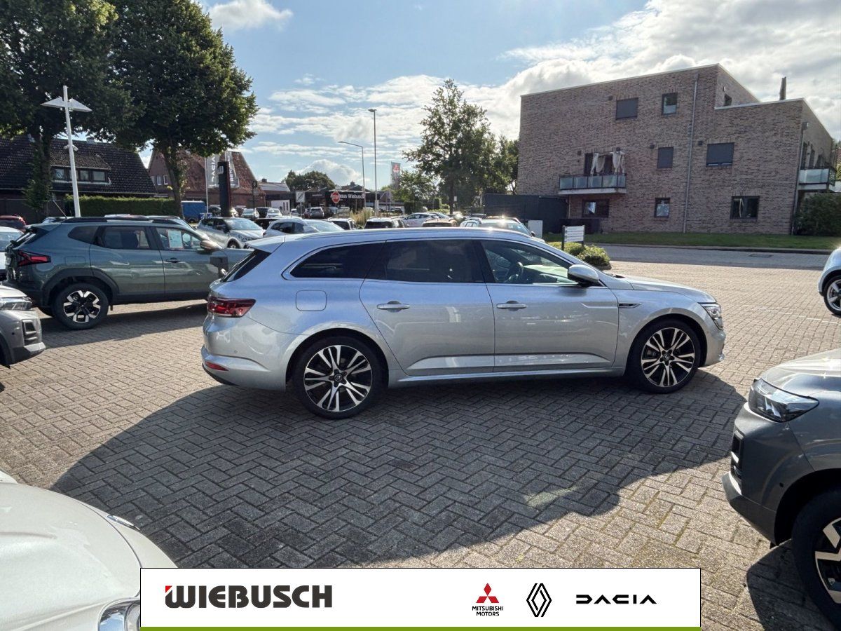 Renault Talisman Grandtour in Silber, Seitenansicht auf Parkplatz