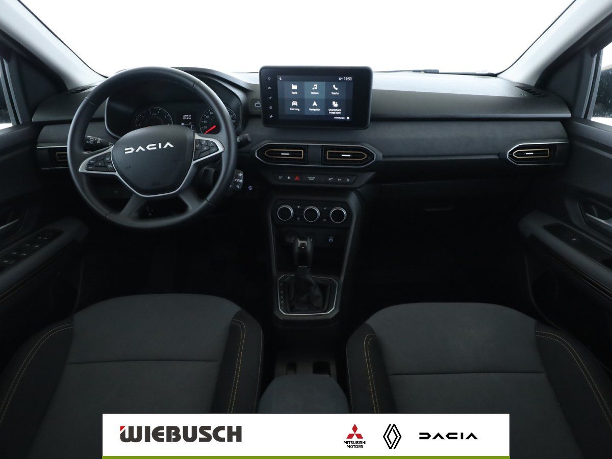Dacia Sandero Innenraum mit Cockpit, Lenkrad und Multimedia-Display