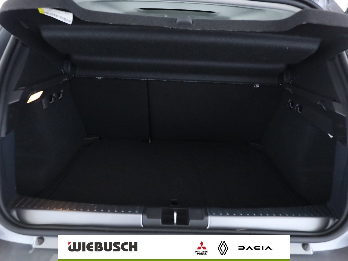 Kofferraum des Dacia Sandero mit viel Stauraum, leer und aufgeklappt
