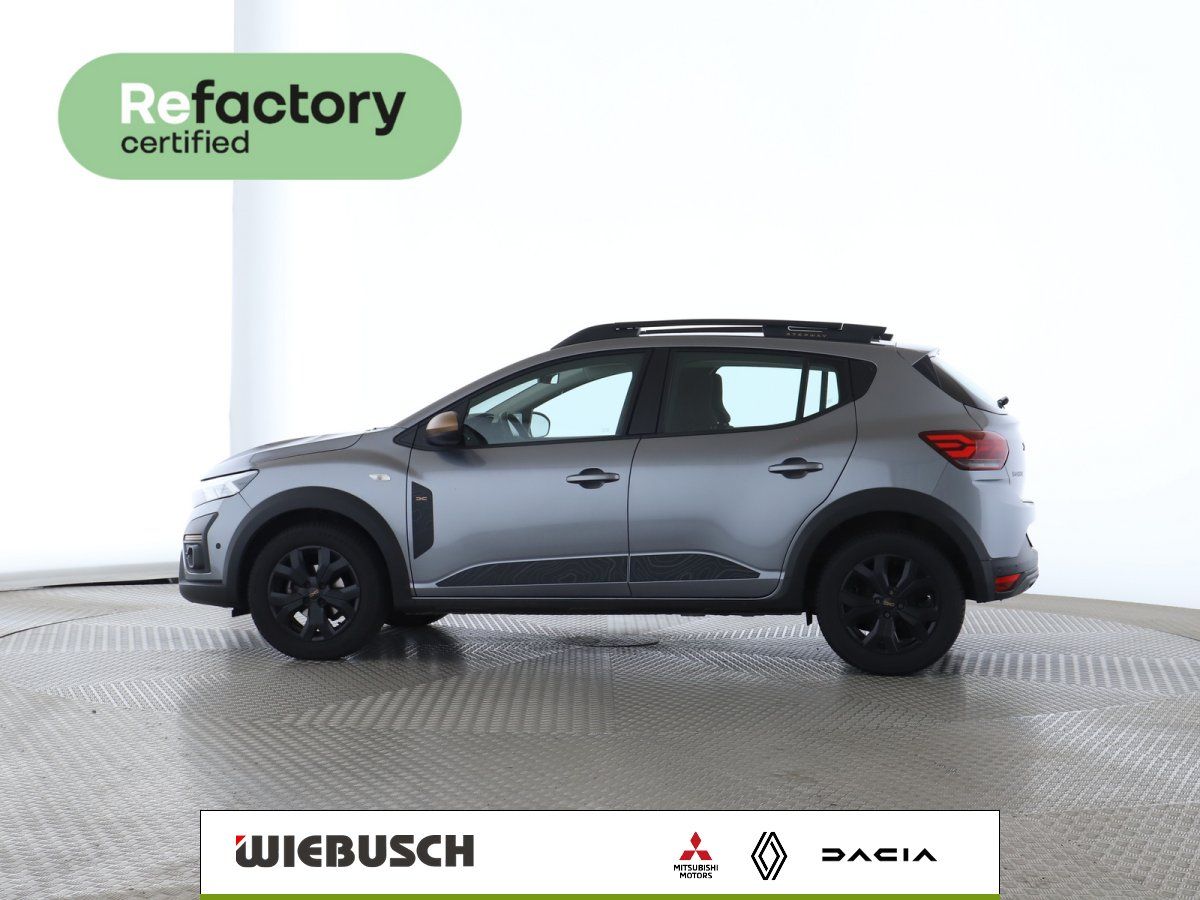 Dacia Sandero Stepway in Grau, Seitenansicht mit Dachreling