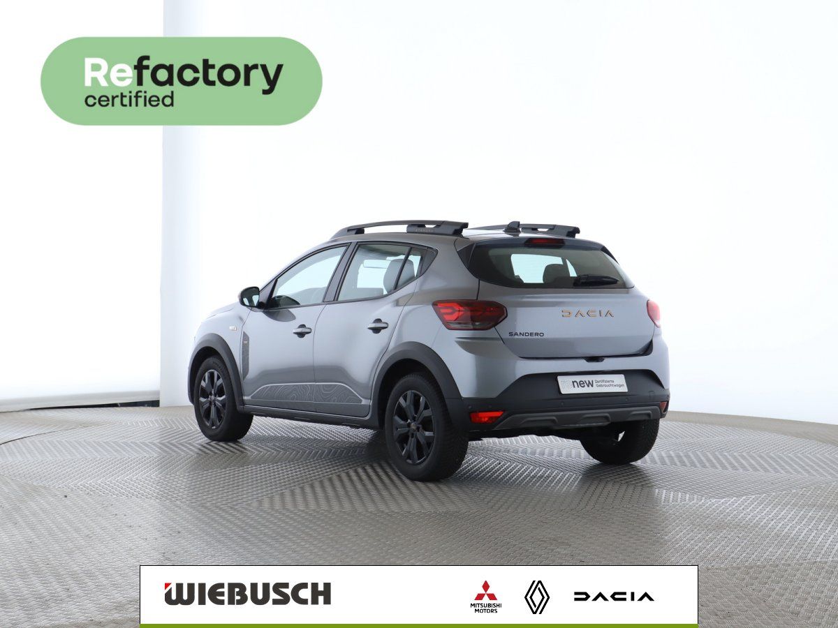 Dacia Sandero Stepway in Grau, Heckansicht mit Dachträger