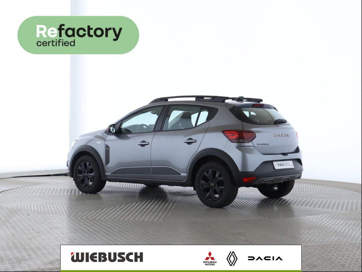 Dacia Sandero Stepway in Grau, Heckansicht seitlich mit Dachträger