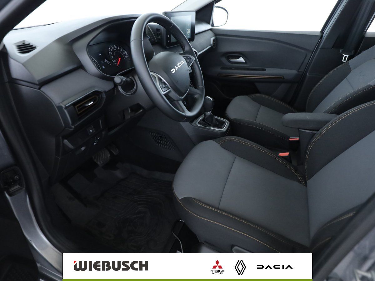 Dacia Innenraum mit Cockpit, Lenkrad und Vordersitzen, Autohaus Wiebusch
