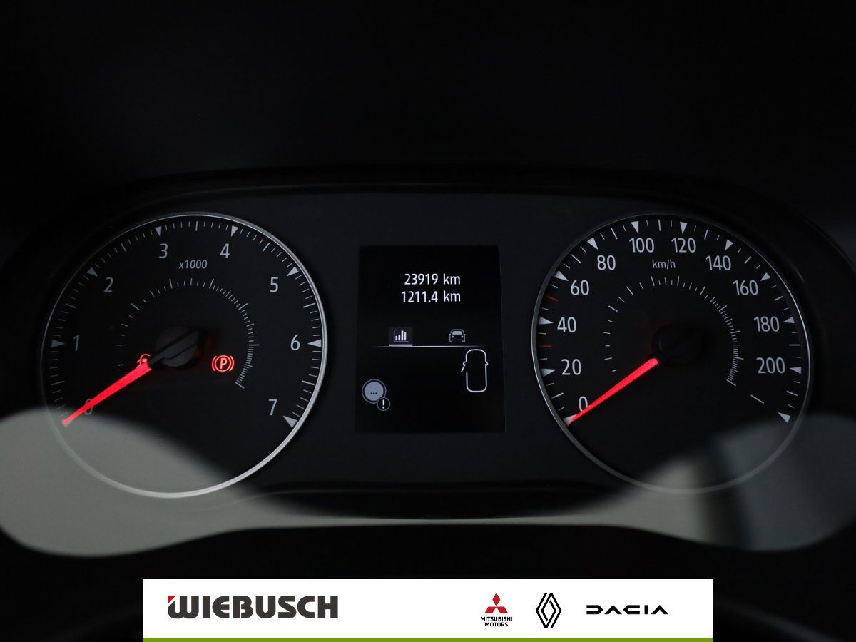 Dacia Sandero Tacho mit Kilometerstand und Drehzahlmesser im Detail