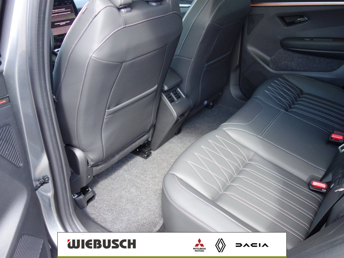 Innenraum Ruecksitzbank mit schwarzem Leder in Mitsubishi Fahrzeug