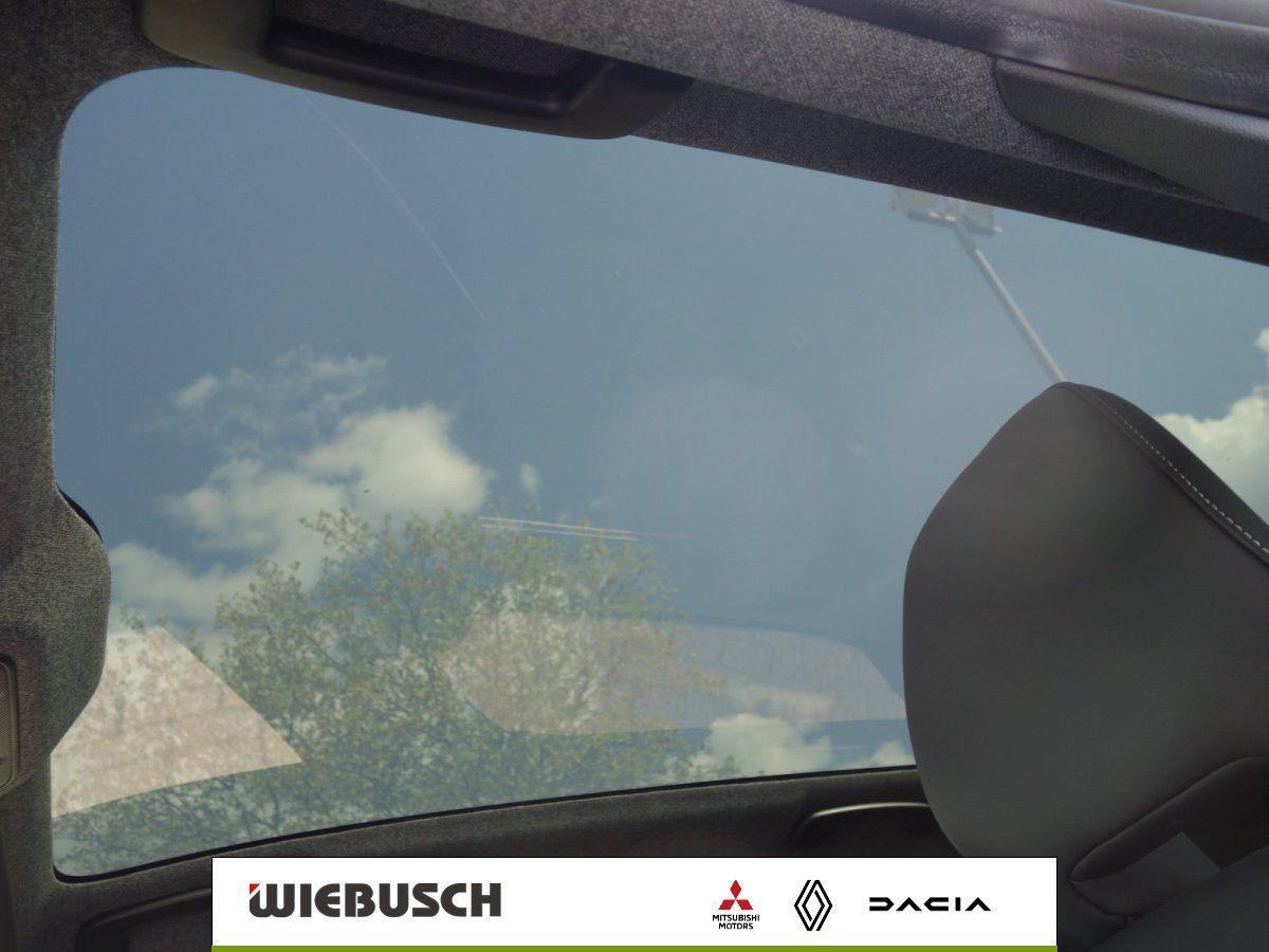Panorama-Glasschiebedach im Fahrzeuginnenraum des Mitsubishi