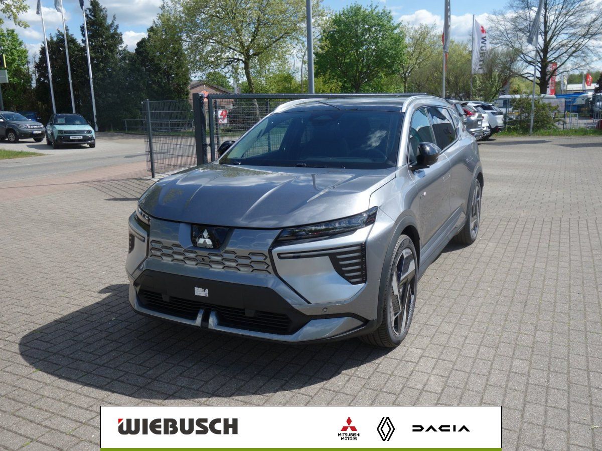 Mitsubishi SUV in Silber von vorne auf Händlerhof geparkt