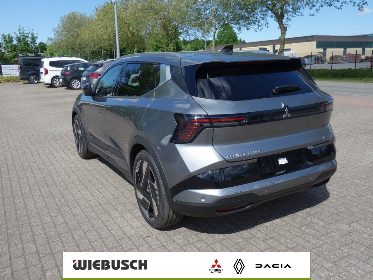 Mitsubishi SUV in Grau, Heckansicht auf Haendlerhof