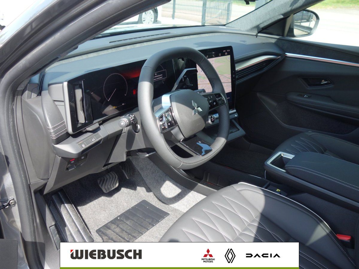 Cockpit und Innenraum mit Lenkrad und Display Mitsubishi