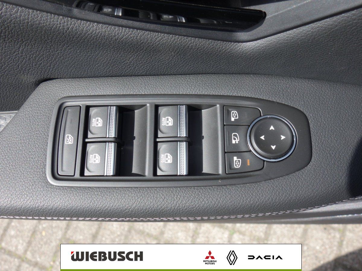 Fensterheber und Bedienelemente an Fahrertuer im Fahrzeug