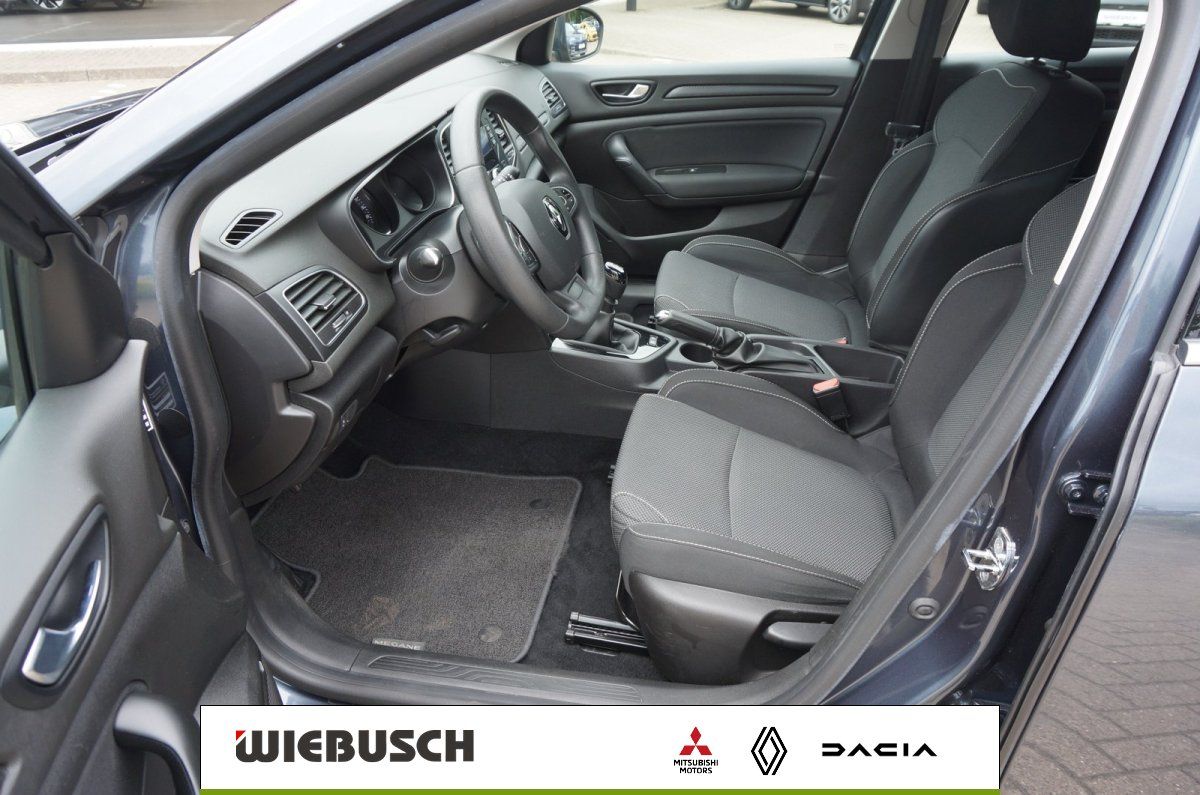 Renault Megane Innenraum mit Stoffsitzen und Cockpit im Detail