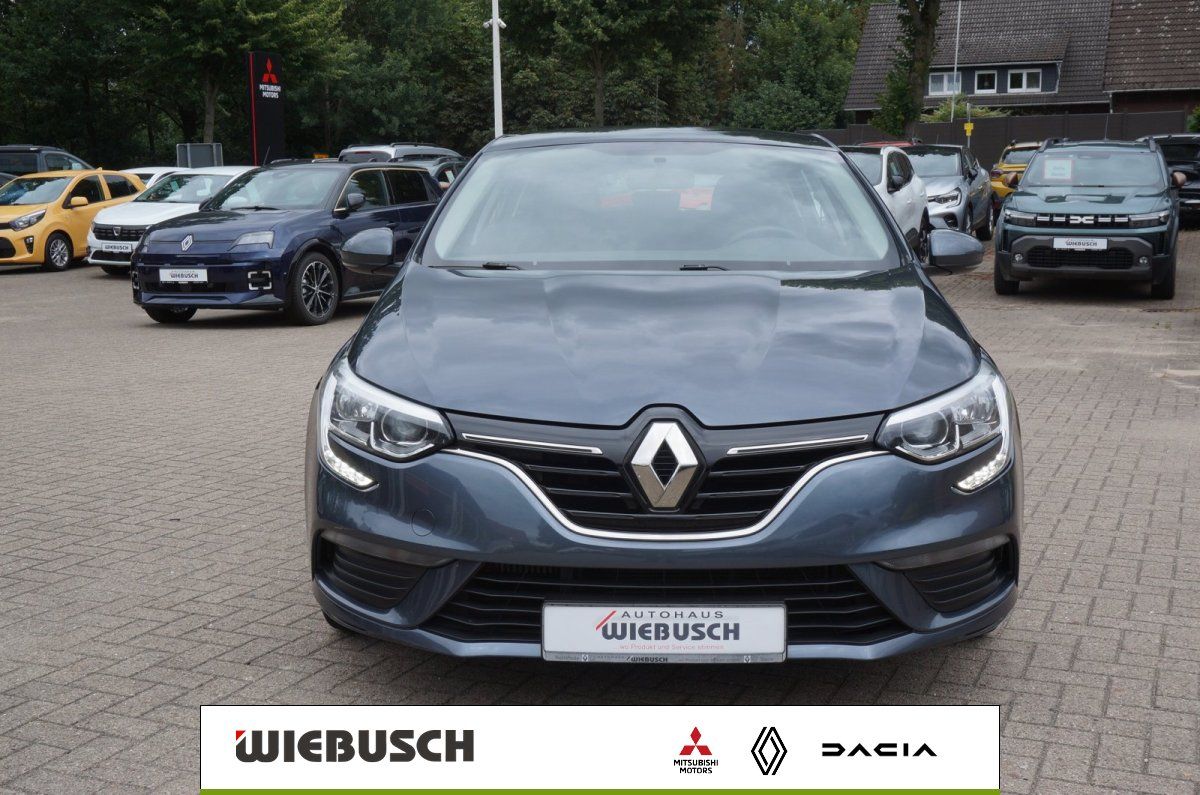Renault Megane Grau Frontansicht auf Autohaus Wiebusch Parkplatz