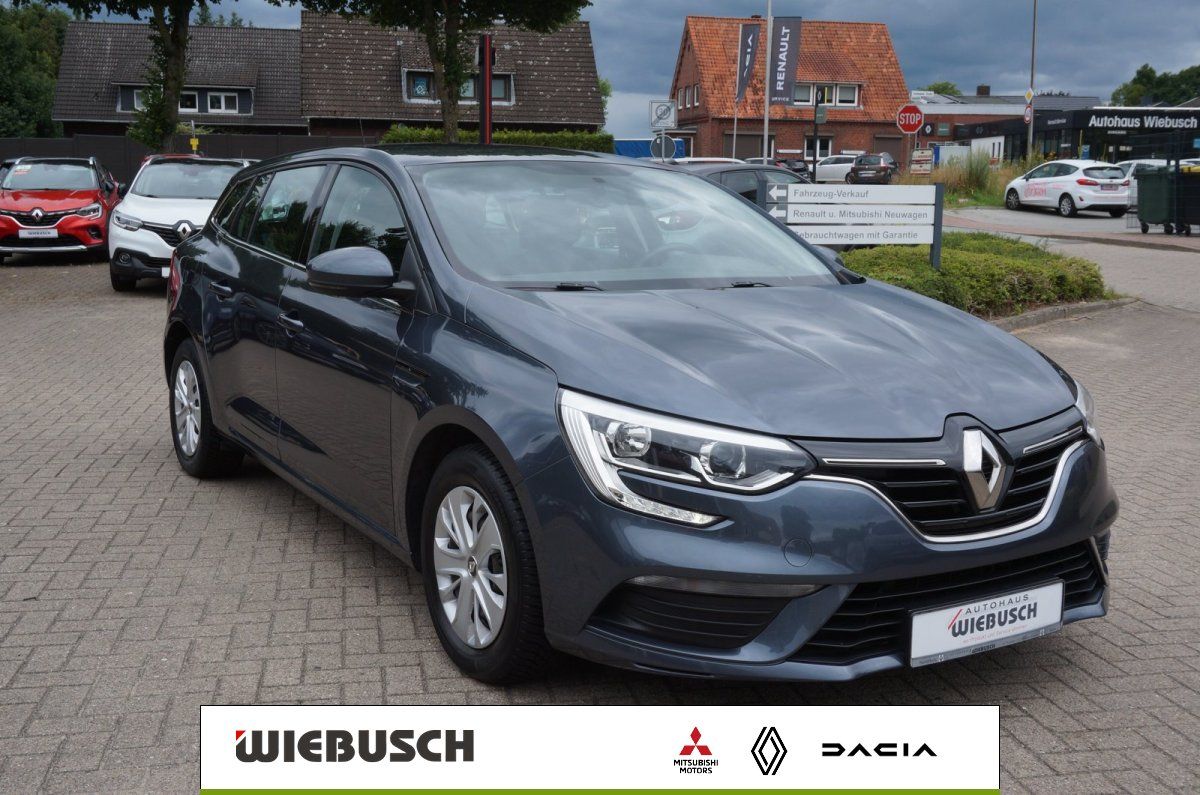 Renault Megane Grandtour in Grau, Frontansicht auf Hof
