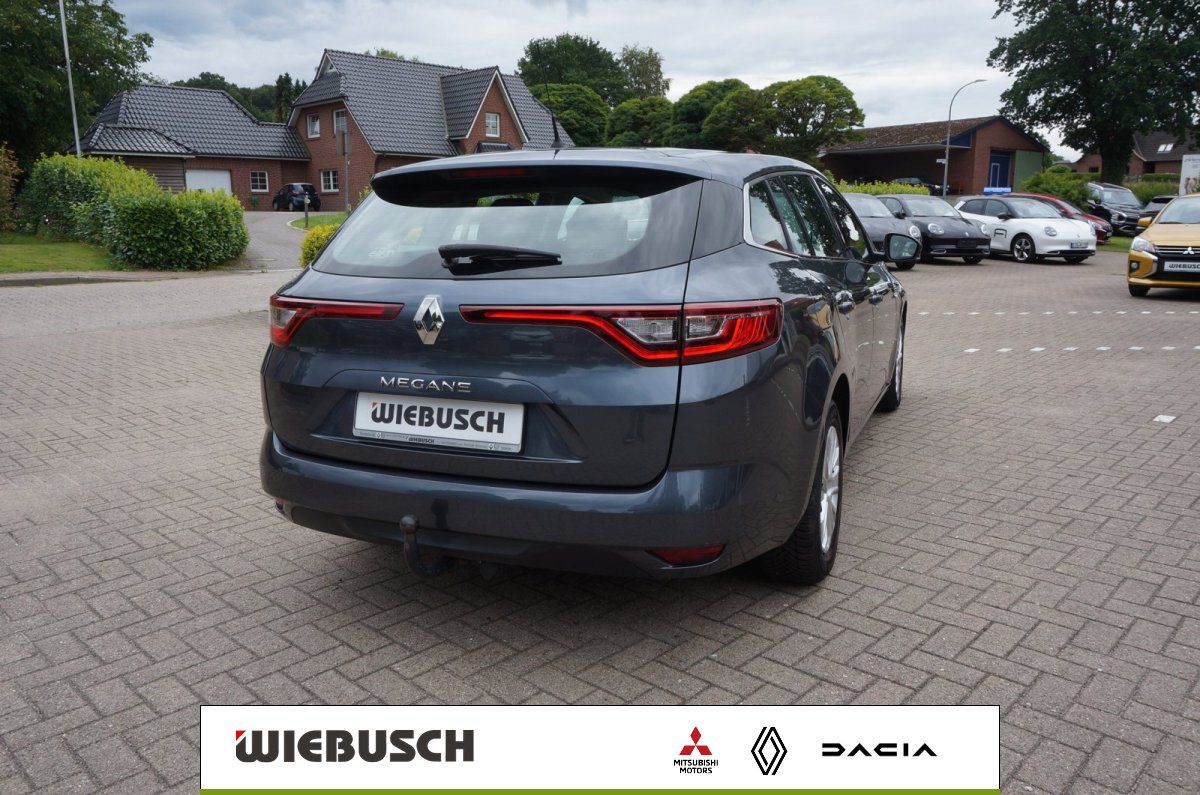 Renault Megane Grandtour in Grau, Heckansicht auf Fahrzeughof
