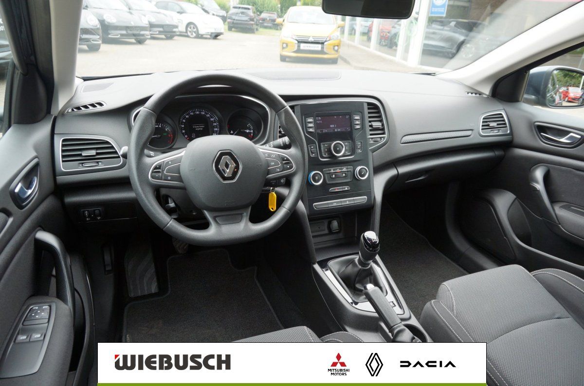 Renault Megane Innenraum mit Cockpit und Lenkrad im Detail
