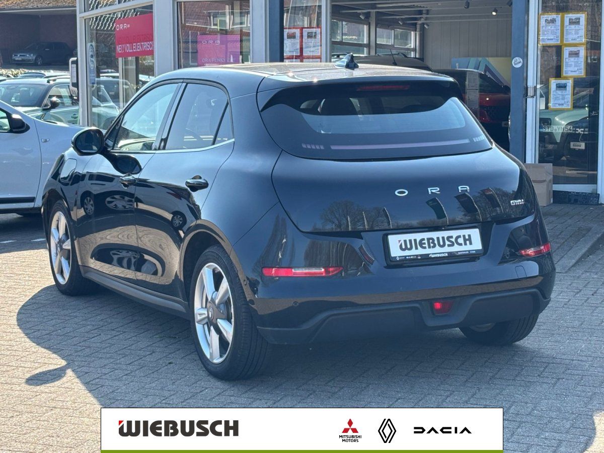 ORA Funky Cat schwarz Heckansicht vor Autohaus Wiebusch