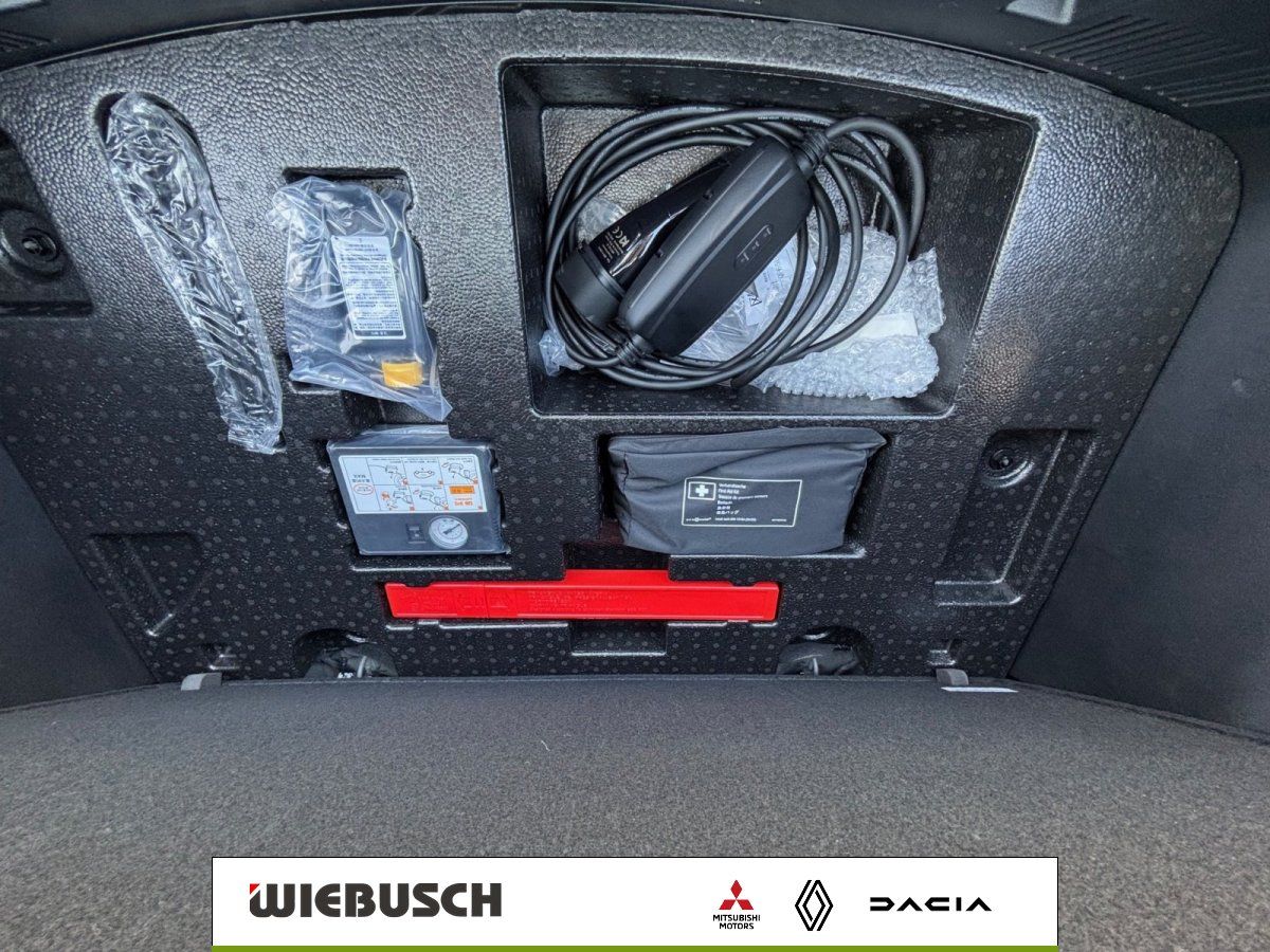 Kofferraum-Ablagefach mit Ladekabel und Bordwerkzeug im ORA Elektrofahrzeug