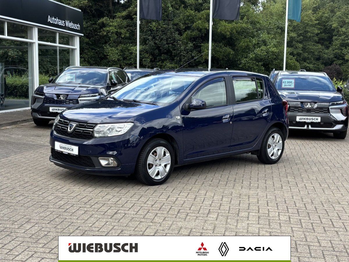 Dacia Sandero blau in Frontansicht auf Autohaus-Vorplatz