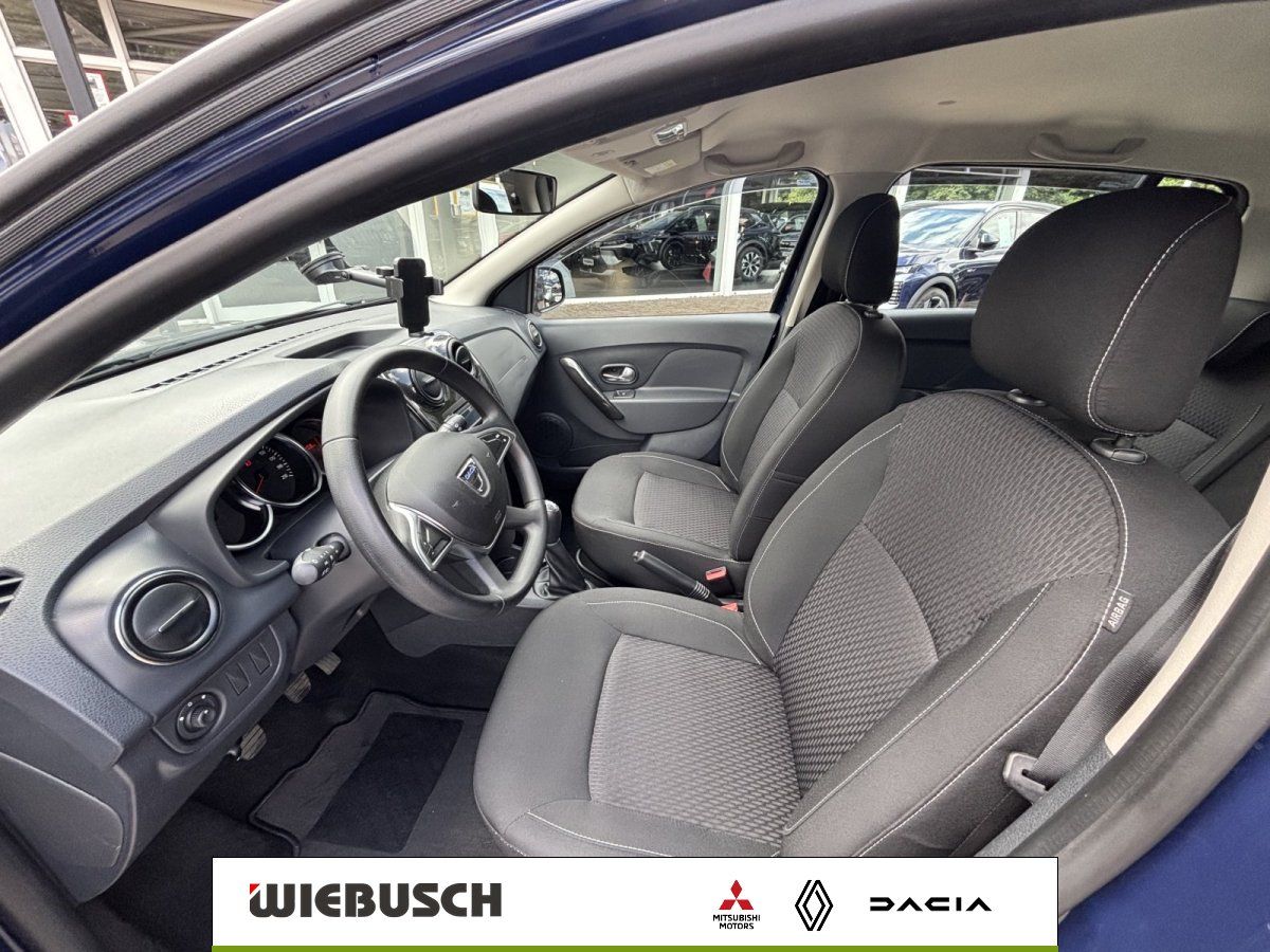 Dacia Sandero Innenraum mit Vordersitzen und Armaturenbrett