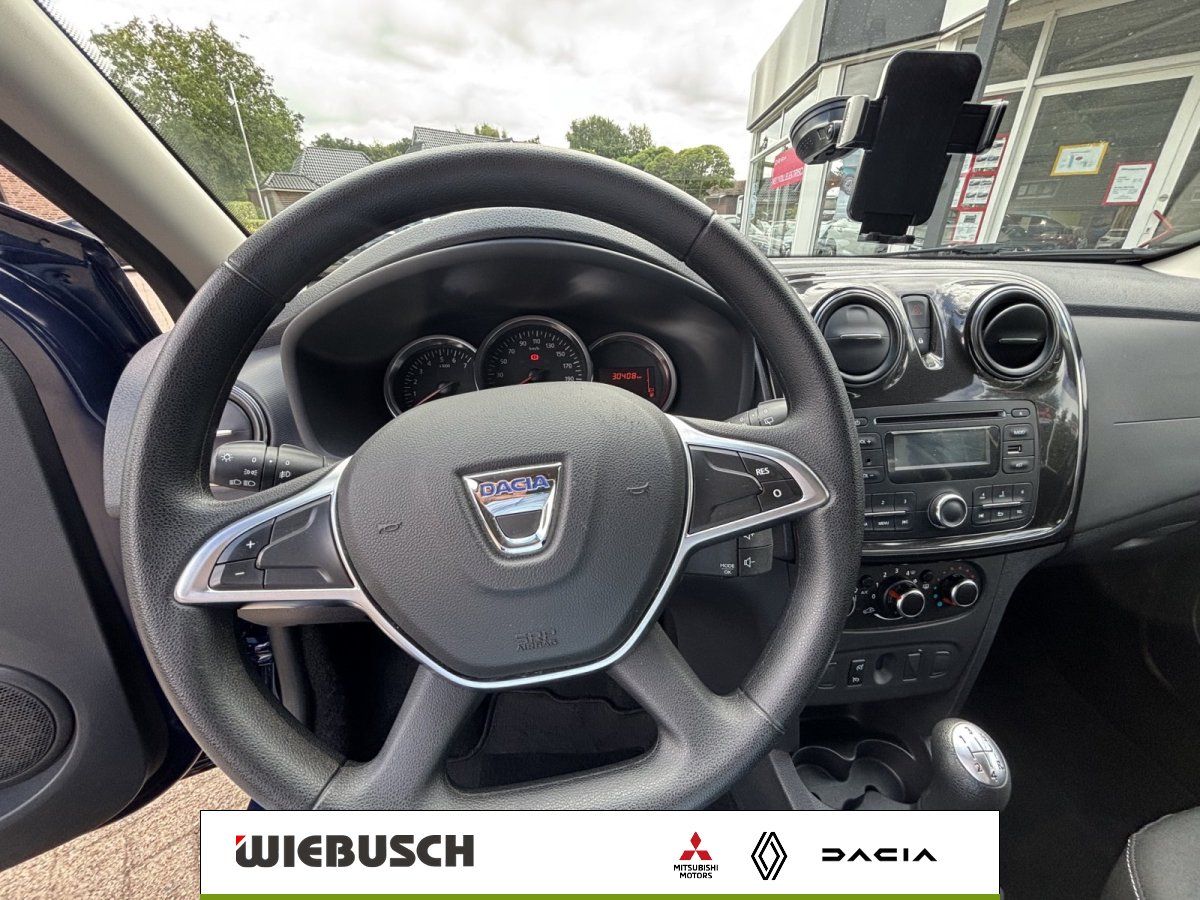 Dacia Sandero Lenkrad und Cockpit im Detail