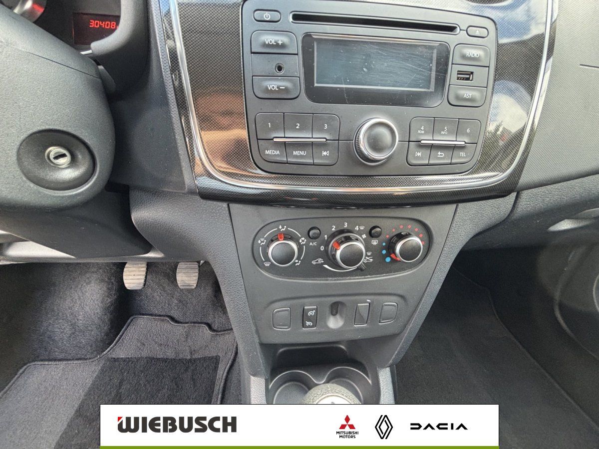 Dacia Sandero Innenraum Mittelkonsole mit Radio und Klimabedienung