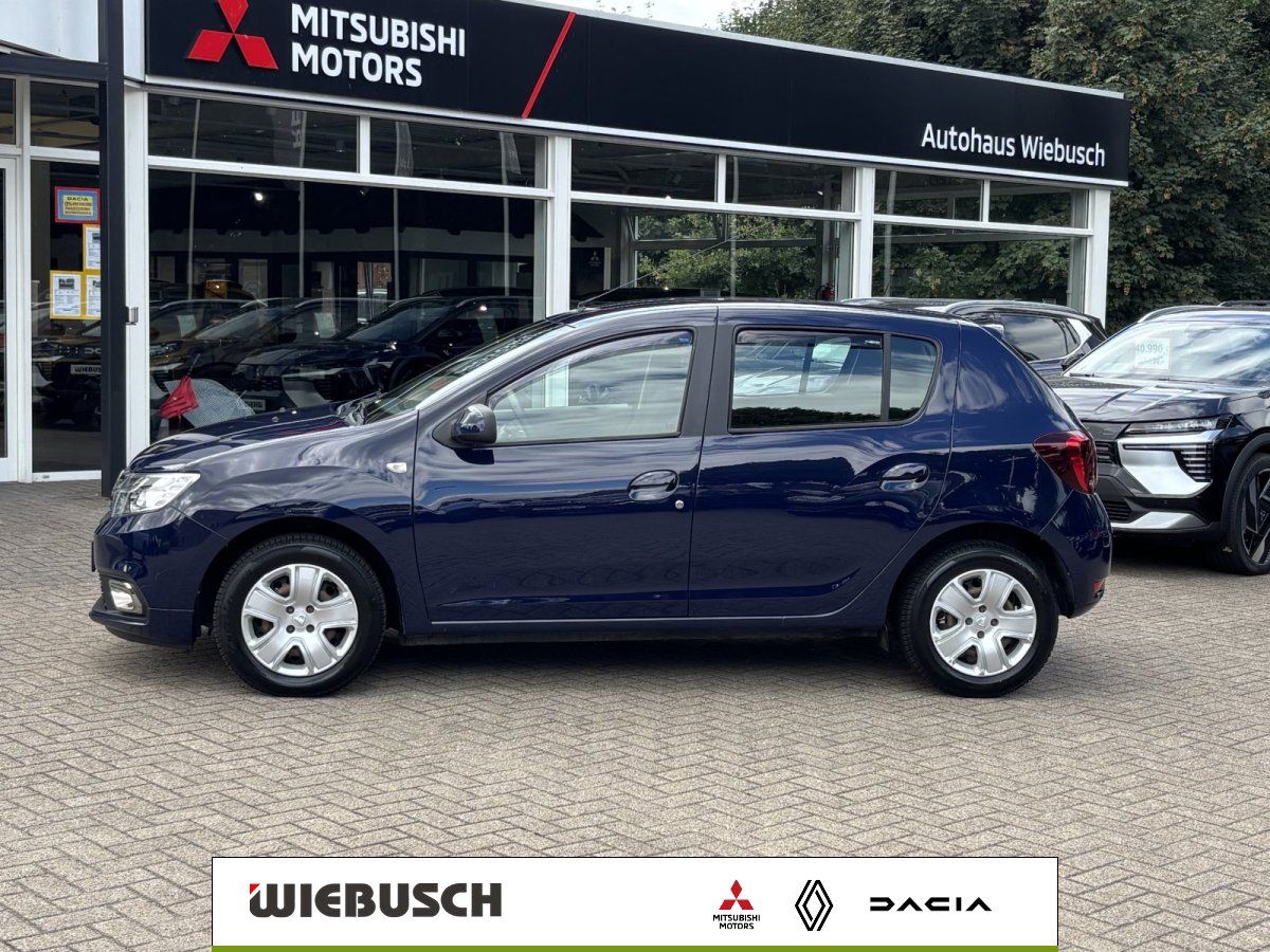 Dacia Sandero blau Seitenansicht vor Autohaus Wiebusch Mitsubishi
