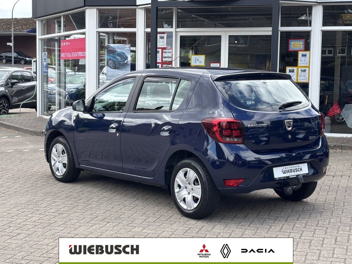 Dacia Sandero dunkelblau, Seitenansicht vor Autohaus