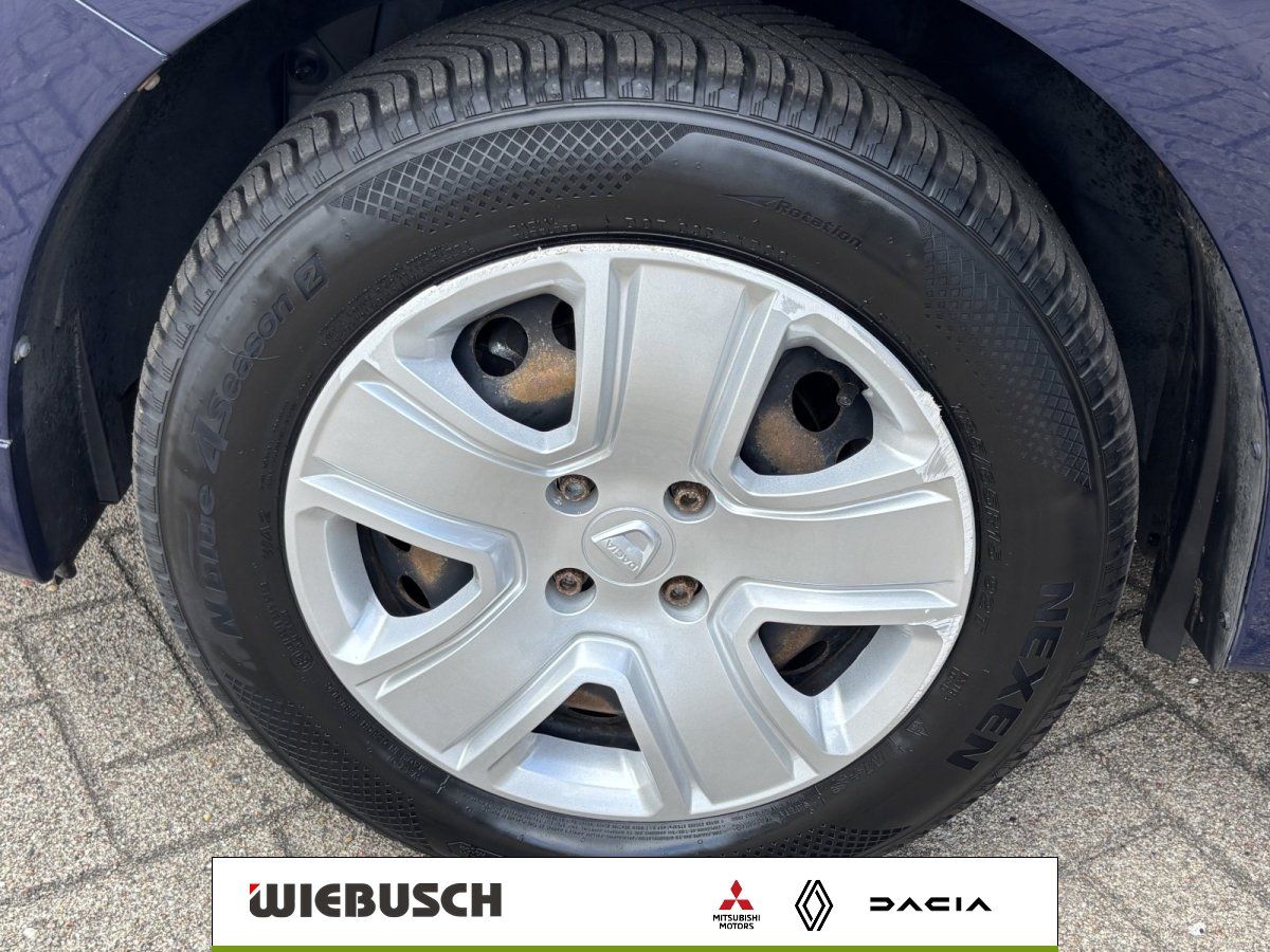 Nahaufnahme Leichtmetallfelge mit Reifen am Dacia Sandero