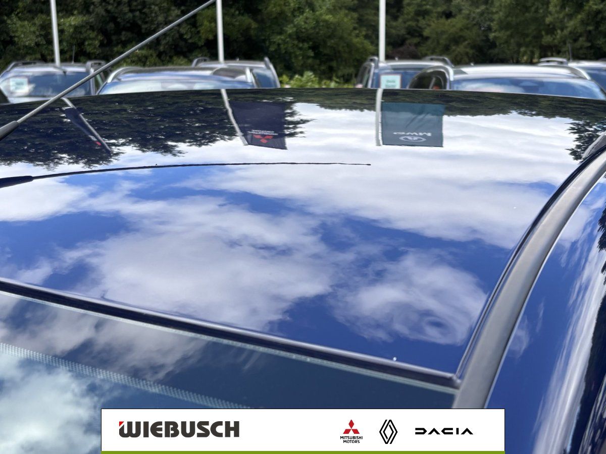 Panoramadach eines Fahrzeugs mit Spiegelung des blauen Himmels