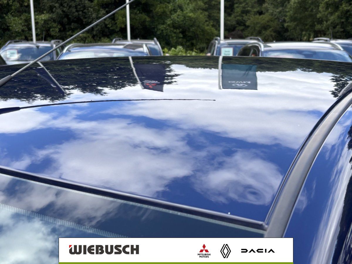 Fahrzeugdach mit Panoramaglas und Himmelsspiegelung im Detail