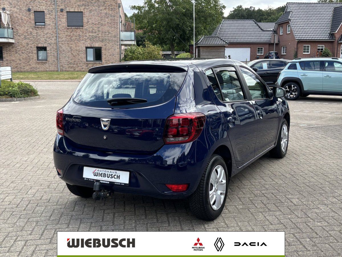 Dacia Sandero blau Heckansicht mit Anhaengerkupplung