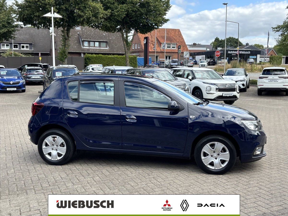 Dacia Sandero blau Seitenansicht auf Haendlerhof Autohaus Wiebusch