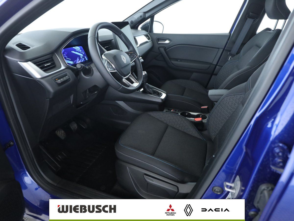 Fahrzeuginnenraum mit Cockpit, Lenkrad und Vordersitzen