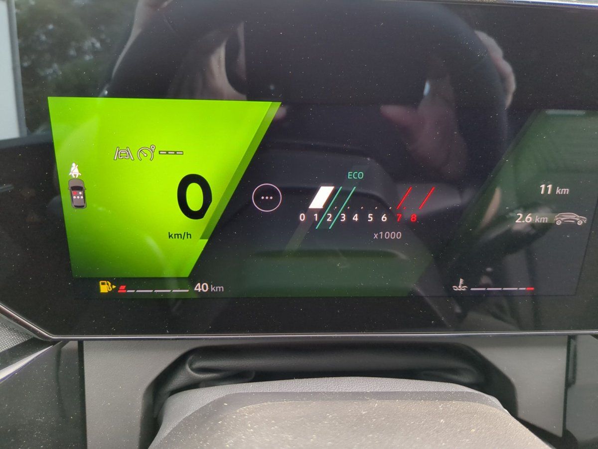 Digitales Kombiinstrument mit Tacho und Anzeigen im Fahrzeuginnenraum