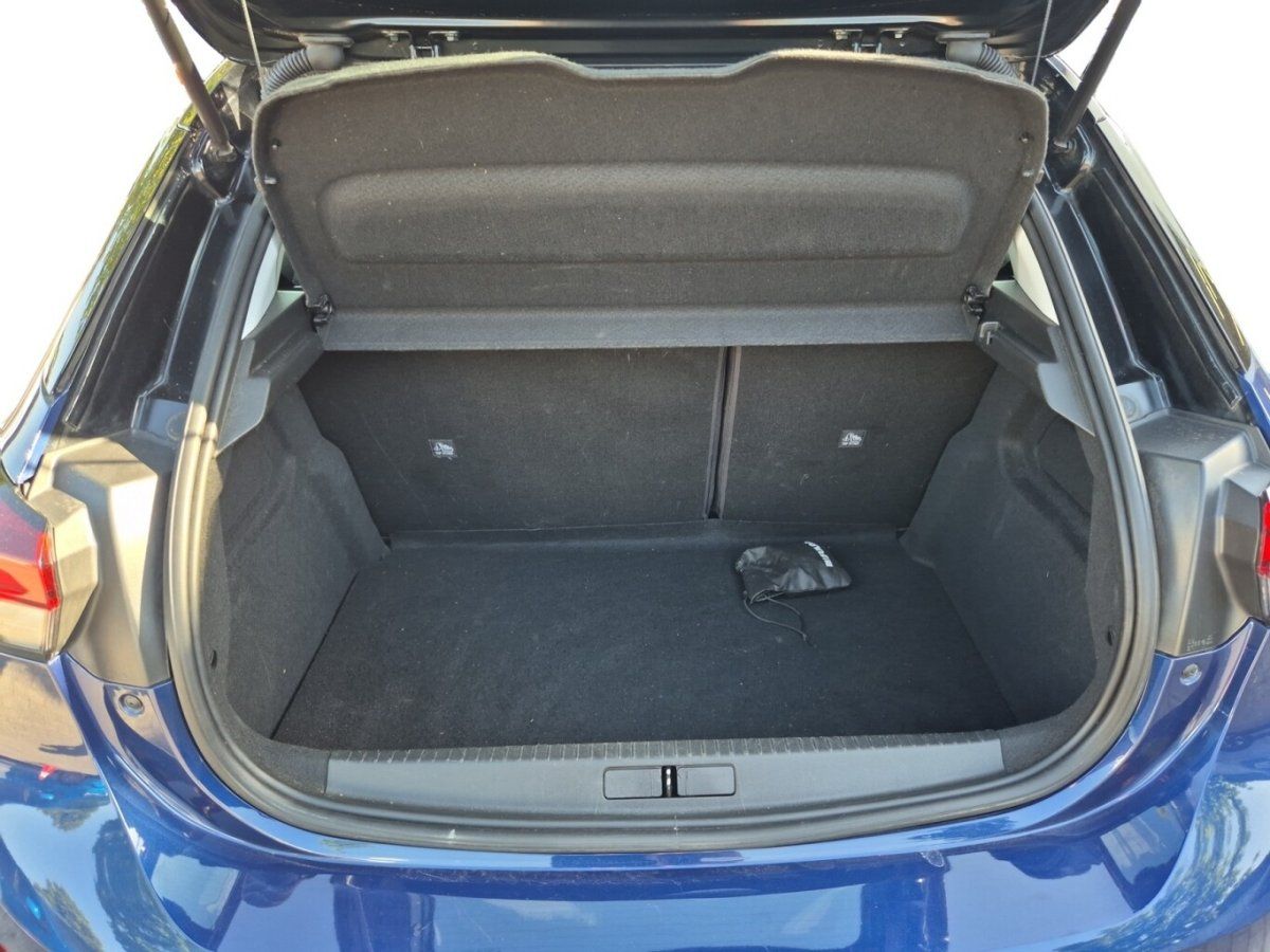 Opel Kofferraum blau - offener Laderaum mit Ladekante und Kofferraumtasche