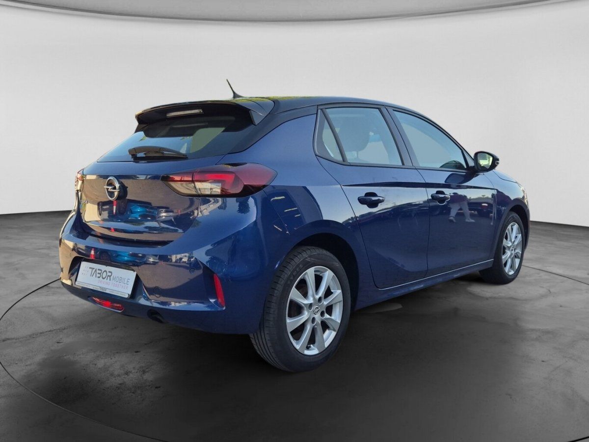 Opel Corsa blau, Heckansicht mit Felgen im Studio