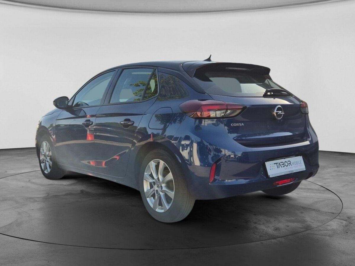 Opel Corsa in Blau, Heckansicht mit Alufelgen im Studio