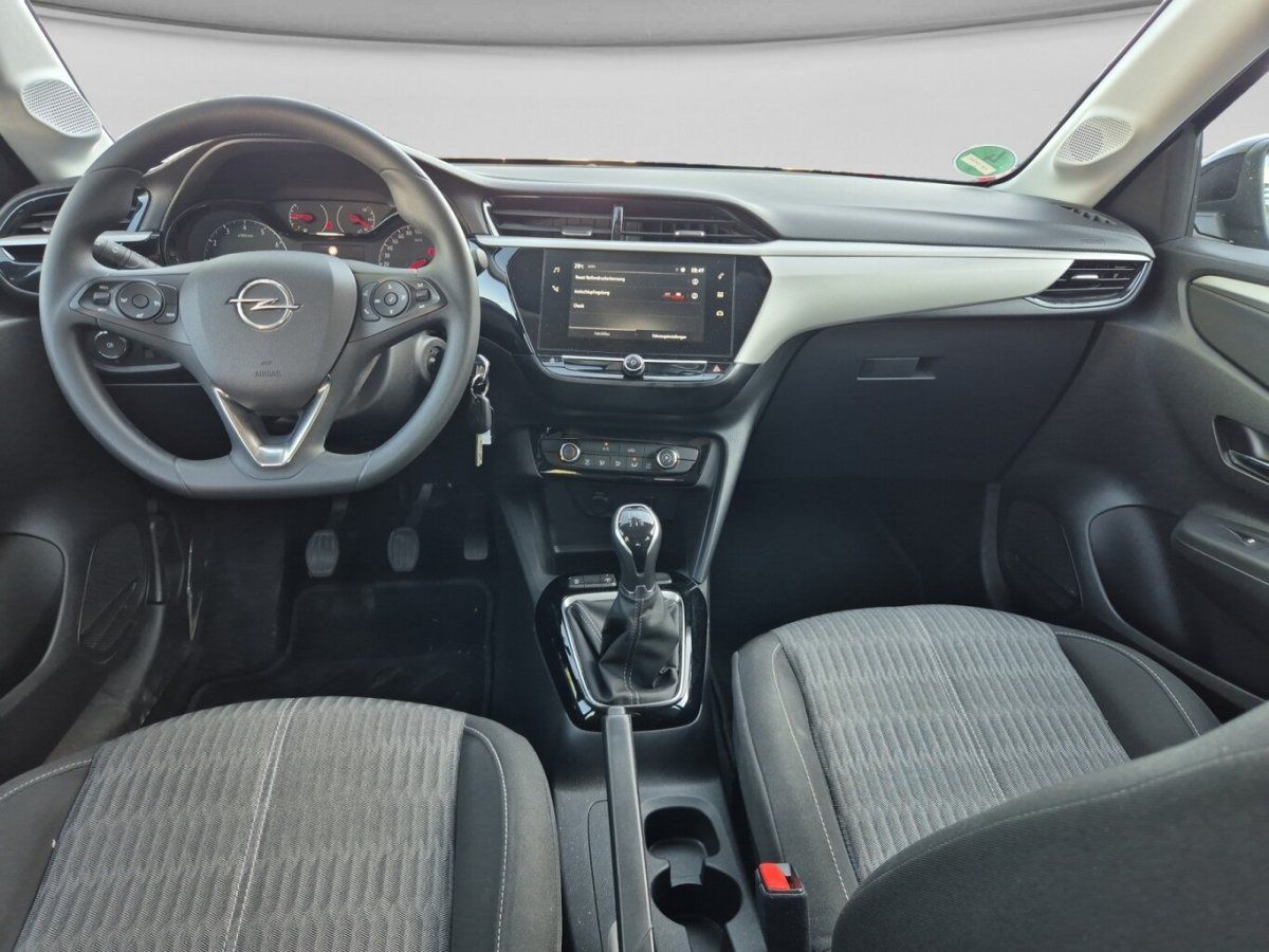 Opel Corsa Innenraum mit Lenkrad, Cockpit und Sitzen