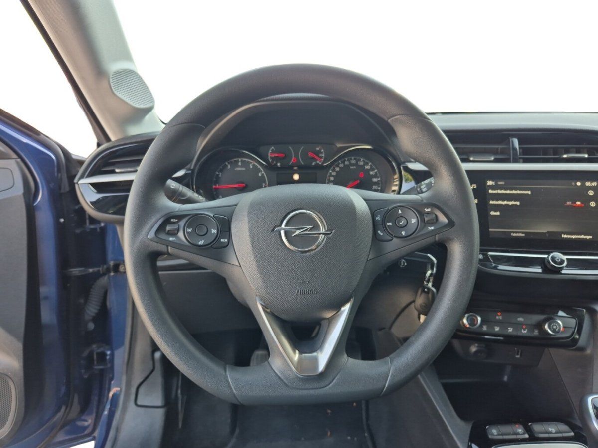 Opel Innenraum - Lenkrad, Cockpit und Infotainment-Display im Detail